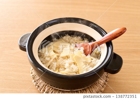 用砂鍋煮的竹筍飯 用砂鍋煮的竹筍飯 138772351