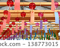 許多紅色玻璃風鈴 138773015