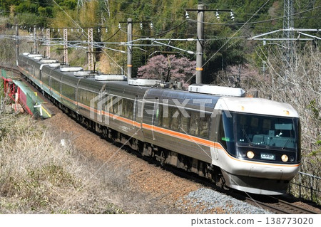 383係特急信濃號列車沿中央本線開往長野方向。 138773020