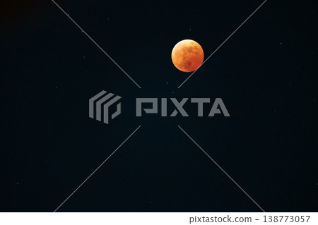 一輪血紅的滿月懸掛在漆黑的夜空中。 138773057