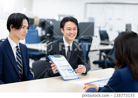一位商人正在解釋合約細節。 一位商人正在解釋合約細節。 138773135