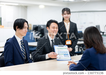 一位商人正在解釋合約細節。 一位商人正在解釋合約細節。 138773136