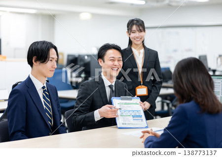 一位商人正在解釋合約細節。 一位商人正在解釋合約細節。 138773137