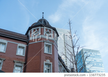 藍天上漂浮的雲彩和下面磚砌的東京車站 138773235