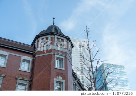 藍天上漂浮的雲彩和下面磚砌的東京車站 138773236