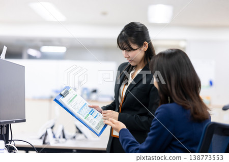一名年輕員工向上級請教。 一名年輕員工向上級請教。 138773553