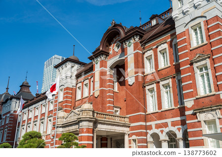 Clouds floating in the blue sky and the brick Tokyo Station below 138773602