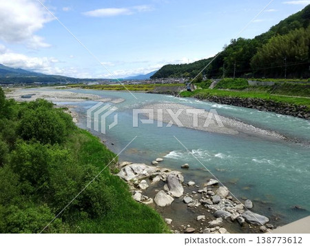這是流經日本長野縣飯田市的天龍川的景色。 138773612