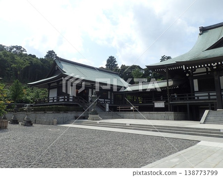 Hōtasan Son'eiji Temple is a special head temple of the Koyasan Shingon sect located in Fukuroi City, Shizuoka Prefecture, and was founded by the monk Gyōki at the command of Emperor Shōmu. Hōtasan Son'eiji Temple is a special head temple of the Koyasan Shingon sect located in Fukuroi City, Shizuoka Prefecture, and was founded by the monk Gyōki at the command of Emperor Shōmu. 138773799