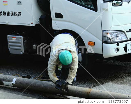 在居民區電線桿上進行電氣作業。 在居民區電線桿上進行電氣作業。 138773997