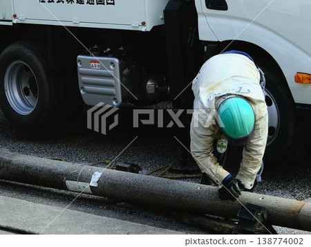 在居民區電線桿上進行電氣作業。 138774002