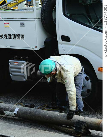 在居民區電線桿上進行電氣作業。 在居民區電線桿上進行電氣作業。 138774003