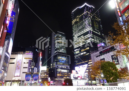 澀谷站前澀谷十字路口附近區域的夜景 澀谷站前澀谷十字路口附近區域的夜景 138774091