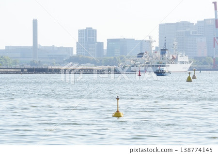 A scene of yellow buoys floating in the sea off Odaiba and large ships (Tokyo Bay, Waterfront Subcenter, Spring) A scene of yellow buoys floating in the sea off Odaiba and large ships (Tokyo Bay, Waterfront Subcenter, Spring) 138774145