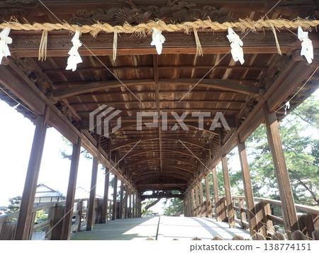 位於香川縣中多戶郡琴平町的佐佐橋,其屋頂形狀像劍鞘,橫跨金倉川。 位於香川縣中多戶郡琴平町的佐佐橋,其屋頂形狀像劍鞘,橫跨金倉川。 138774151