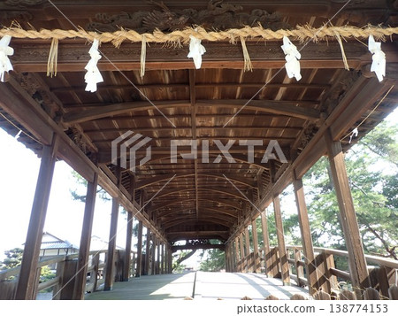 位於香川縣中多戶郡琴平町的佐佐橋，其屋頂形狀像劍鞘，橫跨金倉川。 138774153
