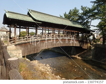 位於香川縣中多戶郡琴平町的佐佐橋,其屋頂形狀像劍鞘,橫跨金倉川。 位於香川縣中多戶郡琴平町的佐佐橋,其屋頂形狀像劍鞘,橫跨金倉川。 138774157