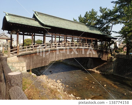 位於香川縣中多戶郡琴平町的佐佐橋,其屋頂形狀像劍鞘,橫跨金倉川。 位於香川縣中多戶郡琴平町的佐佐橋,其屋頂形狀像劍鞘,橫跨金倉川。 138774158