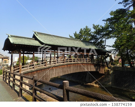 Sayabashi Bridge, with its roof shaped like a sword scabbard, spans the Kanakura River in Kotohira Town, Nakatado District, Kagawa Prefecture. 138774159