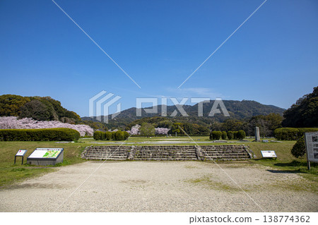 福岡縣太宰府市,太宰府官邸遺址與盛開的櫻花。 福岡縣太宰府市,太宰府官邸遺址與盛開的櫻花。 138774362