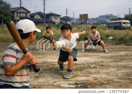 昭和時代的一幕：男孩們在空地上打棒球。 138774367