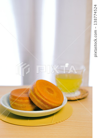 Delicious-looking imagawayaki (Japanese sweet pancake) 138774524