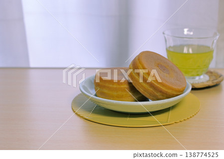 Delicious-looking imagawayaki (Japanese sweet pancake) 138774525