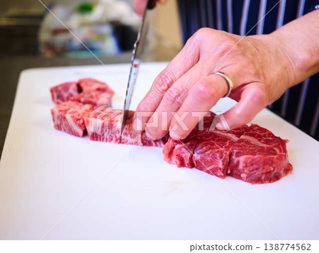 一位女廚師正在切割國產日本黑毛牛腿肉 138774562