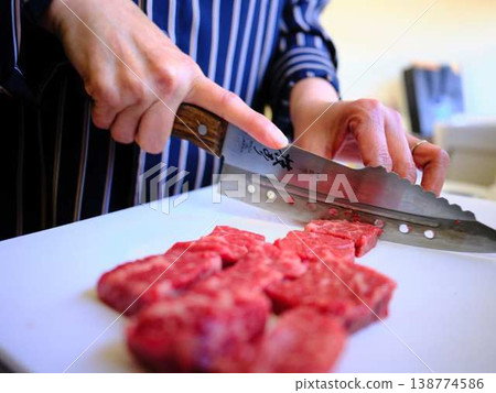 一位女廚師正在切割國產日本黑毛牛腿肉 138774586