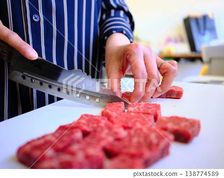 A female chef cutting domestically produced Japanese Black beef thigh meat A female chef cutting domestically produced Japanese Black beef thigh meat 138774589