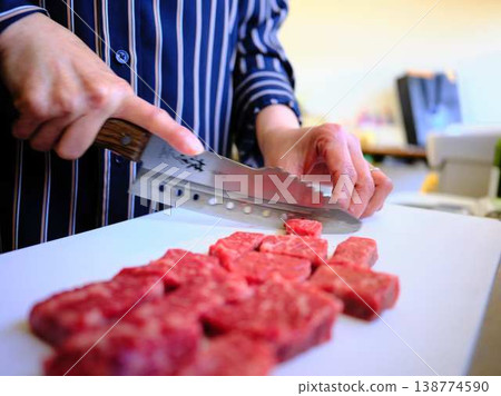 一位女廚師正在切割國產日本黑毛牛腿肉 138774590