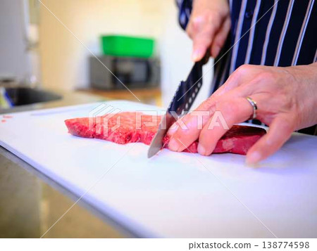 一位女廚師正在切割國產日本黑毛牛腿肉 138774598