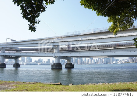 從台場眺望彩虹橋和東京天際線(春景,濱海副中心) 從台場眺望彩虹橋和東京天際線(春景,濱海副中心) 138774613