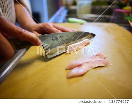 Cut the yellowtail fillet 138774977