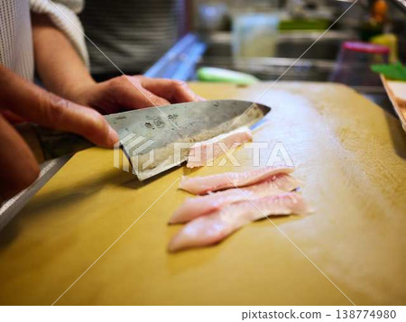 Cut the yellowtail fillet Cut the yellowtail fillet 138774980