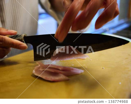 Cut the yellowtail fillet 138774988