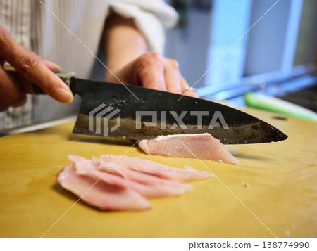 Cut the yellowtail fillet Cut the yellowtail fillet 138774990