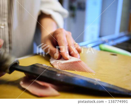 Cut the yellowtail fillet Cut the yellowtail fillet 138774991