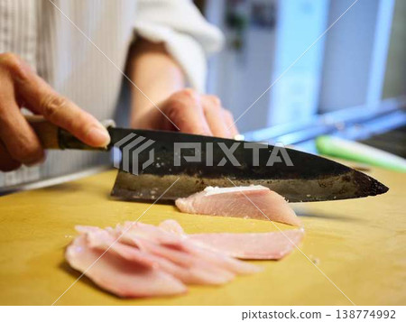 Cut the yellowtail fillet 138774992