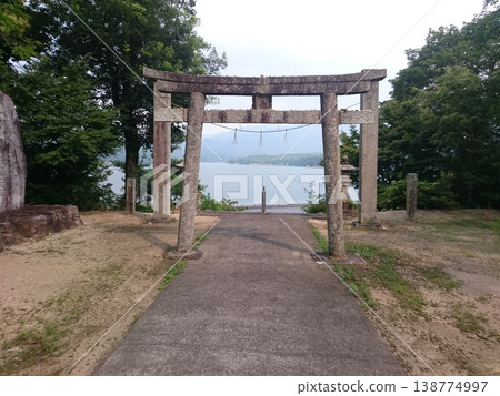 位於香川縣中多戶郡萬能町萬能池岸邊的觀音神社。 位於香川縣中多戶郡萬能町萬能池岸邊的觀音神社。 138774997