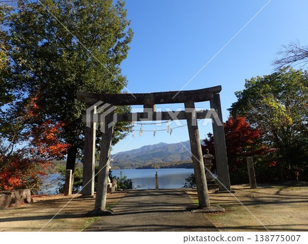 位於香川縣中多戶郡萬能町萬能池岸邊的觀音神社。 138775007