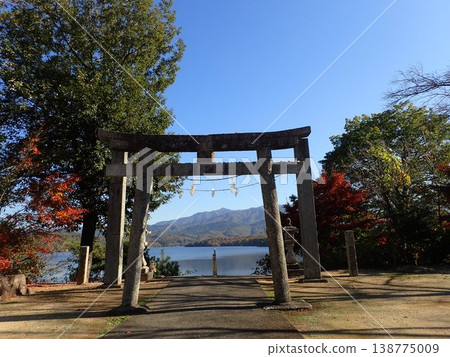 位於香川縣中多戶郡萬能町萬能池岸邊的觀音神社。 位於香川縣中多戶郡萬能町萬能池岸邊的觀音神社。 138775009