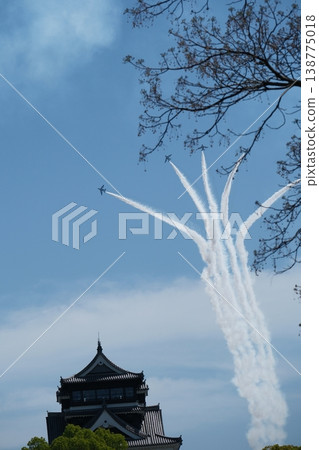 藍天中飄浮的雲朵、熊本城的城樓和藍色脈衝號。 138775018