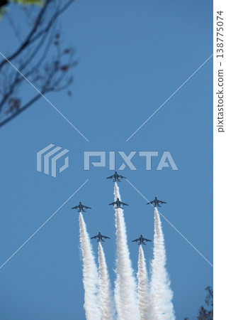 藍色衝擊號飛機在藍天下飛行 藍色衝擊號飛機在藍天下飛行 138775074