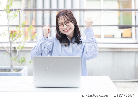 Young business woman with a smile 138775594