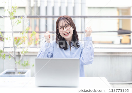 微笑的年輕女商人 138775595