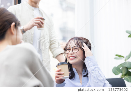 商務人士一邊喝咖啡一邊交談 138775602