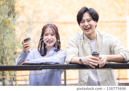 A couple drinking coffee 138775606