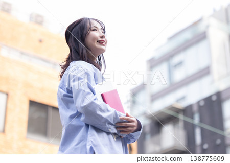 有膝上型計算機的少婦 138775609