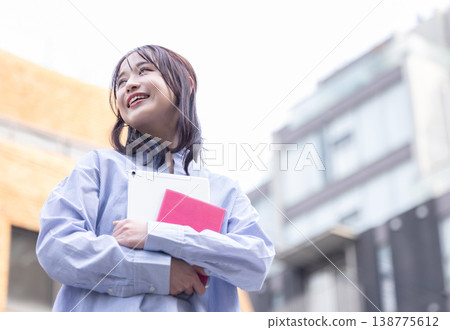 微笑的女商人 138775612